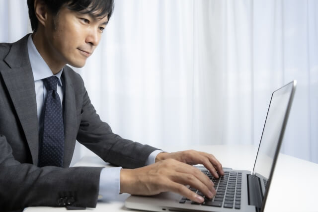 特許申請を自分で行う場合と代行を利用する場合の違いとメリット